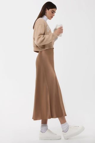 Hochgeschnittener Satin-Midi-Rock