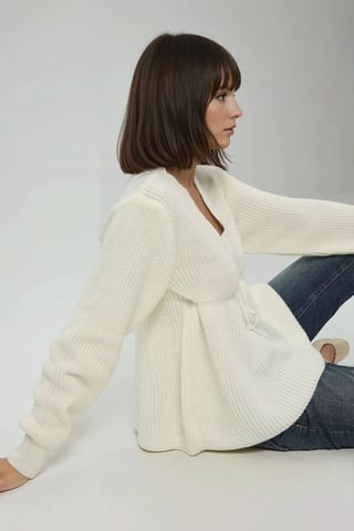 Geschnittener V-Ausschnitt-Pullover mit gebundenem Detail