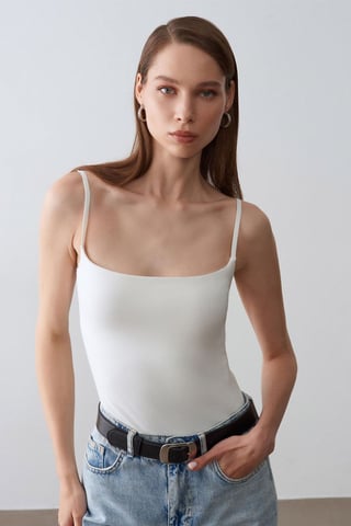 Dilvin Slim-Fit ärmellose Bluse mit quadratischem Ausschnitt - Weiß