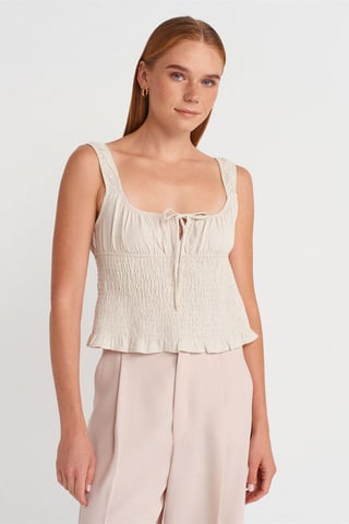 Taillierte ärmellose Bluse mit Knoten vorne