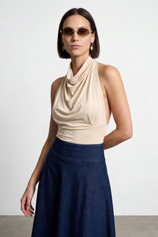 Taillierte ärmellose Bluse mit Schalkragen