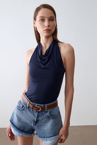 Ärmellose Bluse mit Schalkragen und Bindeband