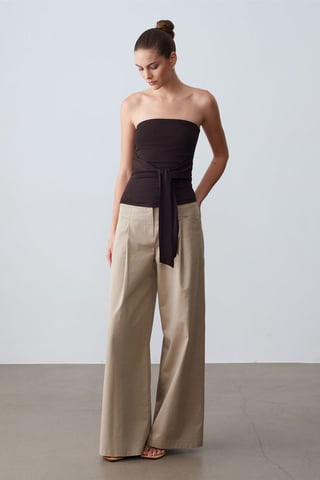 Trägerlose Slim-Fit-Jersey-Bluse mit Bindegürtel