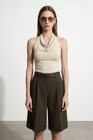Ärmellose Bluse mit Schlauchkragen und Bindegürtel