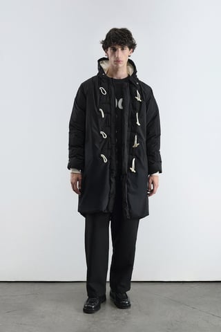 Dick gefütterter Daunenmantel mit Kapuze und Tasche