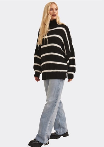 Schwarzer Pullover aus grobem Strick mit hohem Kragen