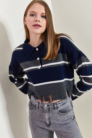 Gestreifter Crop-Pullover mit Hemdkragen und Destroyed-Details