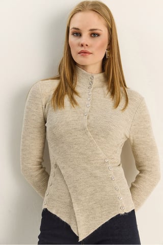 Halber Rollkragenpullover mit Knopfdetail