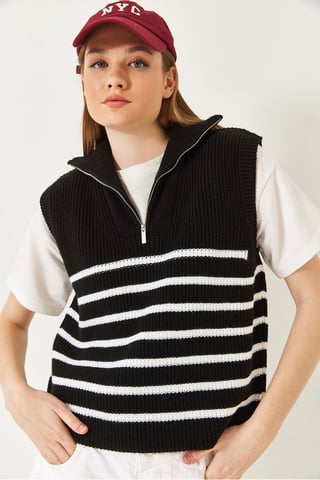 Gestreifter Strickpullover-Weste mit Reißverschlusskragen