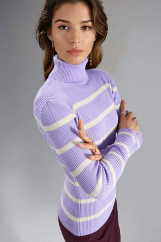 Figurbetonter gestreifter Rippenrollkragenpullover
