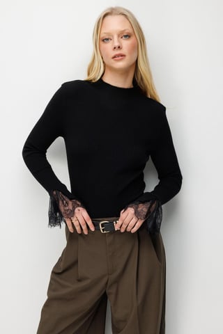 Slim-Fit Rippstrickpullover mit Rundhalsausschnitt