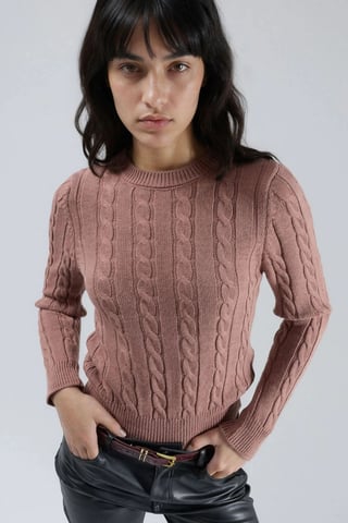 Figurbetonter Kabelstrickpullover
