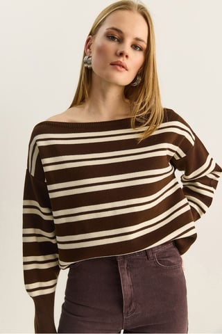 Schulterfreier gestreifter Rippenpullover