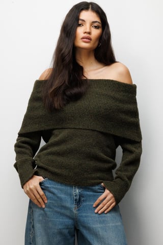 Locker sitzender Rippenpullover mit Madonna-Kragen