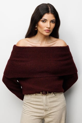 Locker sitzender Rippenpullover mit Madonna-Kragen