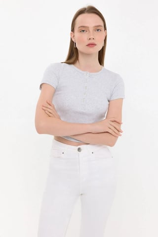 Knopfärmeliges Kurzarm-T-Shirt mit Rundhalsausschnitt