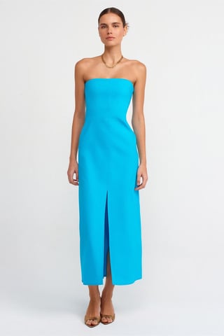 Trägerloses, tailliertes Midikleid mit Schlitz