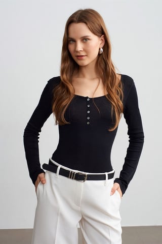 Taillierte Wollstrickbluse mit Knöpfen