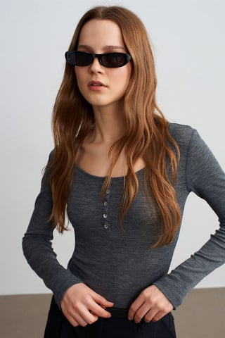 Taillierte Wollstrickbluse mit Knöpfen