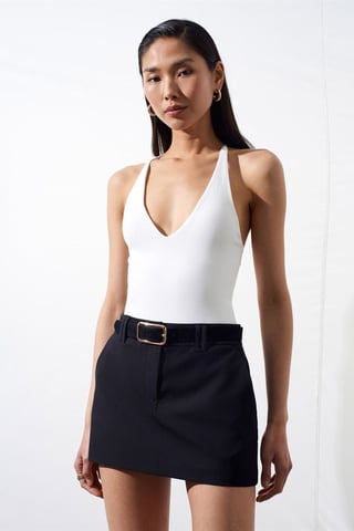 Schmal geschnittenes Cut-Out Halter-Body