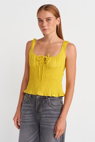 Taillierte ärmellose Bluse mit Krawattenvorderseite