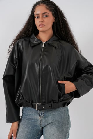 Übergroße Jacke aus Kunstleder mit Gürtel