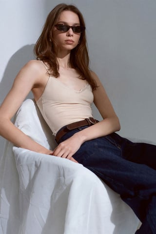 Spitzen-V-Ausschnitt ärmellose Cami-Bluse