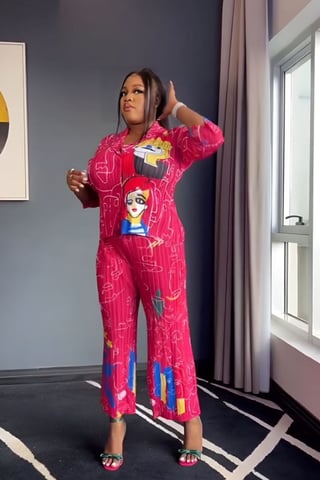 Abstraktes Druck-Shirt und Weitbeinige Hose Set