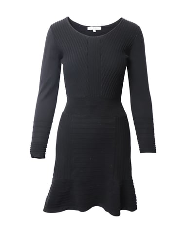 Sandro Paris Strickkleid mit Volant aus schwarzer Baumwolle