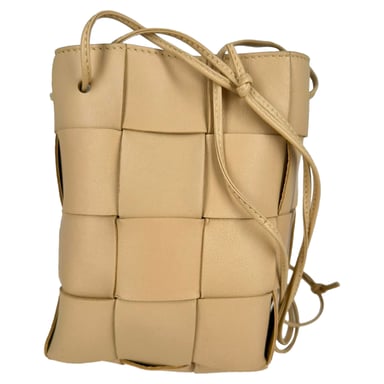 Bottega Veneta Kleine Kassette Bucket Bag aus beigem Leder