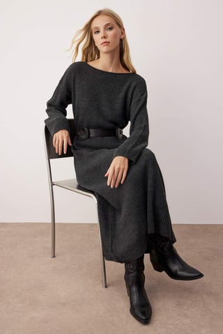 Graues, flaches, langes, lässiges Damenkleid