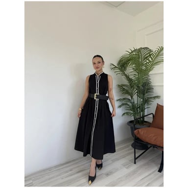 Schwarzes Damenkleid mit Gürtel und Paspelierung