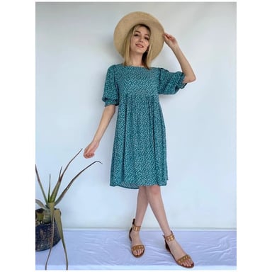 Grünes Damenkleid mit eckigem Ausschnitt