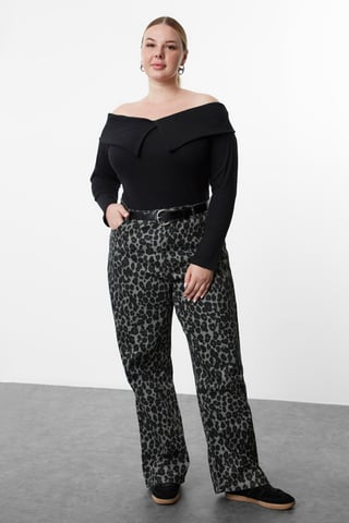 Trendyol Curve Damen Schwarz Einfarbig Lang Tailliert Große Größen Blusen
