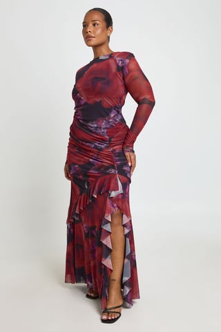 Boohoo Plus Blumen-Mesh-Maxikleid mit Rüschen und Raffungen