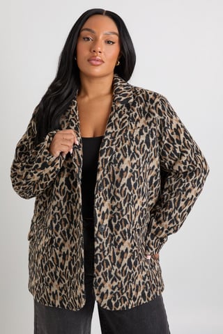 Boohoo Plus Blazer in Leopardenmuster mit Schulterpolster-Detail in Wolloptik