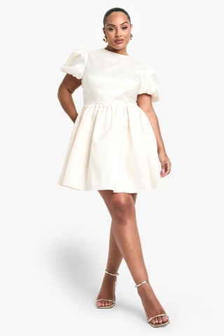 Boohoo Plus Taffeta Kleid mit Schleife am Rücken und Puffärmeln im Skater-Stil