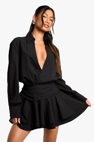 Strukturiertes gerafftes Kleid mit Volants und Minirock