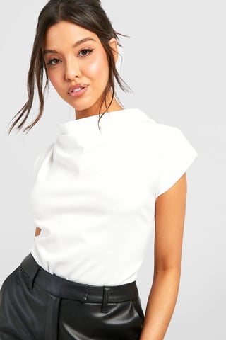 Boohoo Bluse aus Crêpe mit Wasserfallausschnitt und Schulterpolstern