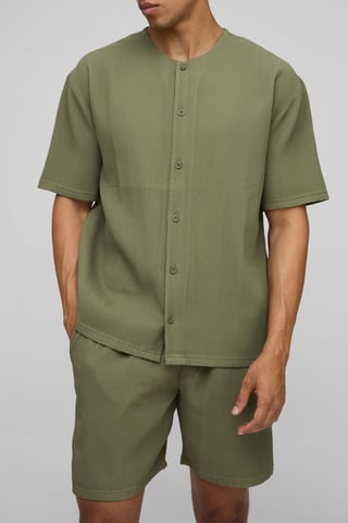 Oversize-Hemd mit plissiertem Stoff, ohne Kragen, kurze Ärmel