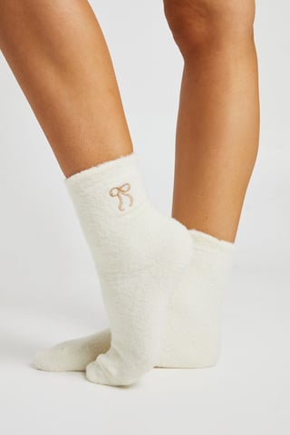 Bestickte flauschige Socken mit Schleifendetail