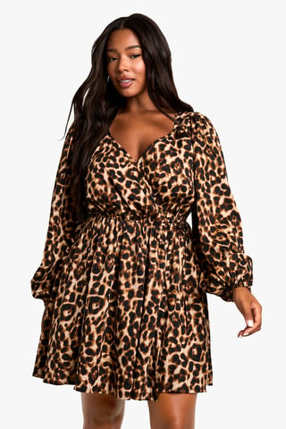 Boohoo Plus Wickelkleid mit Leopardenmuster und Smokdetail
