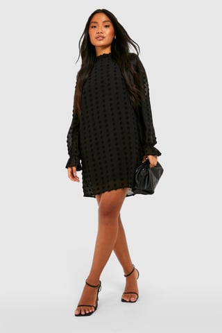 Boohoo Petite Dobby Struktur Shiftkleid mit hohem Kragen