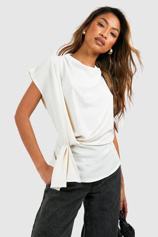 Boohoo Bluse mit geknoteter Vorderseite, gerafftem Ausschnitt und gehämmerter Struktur