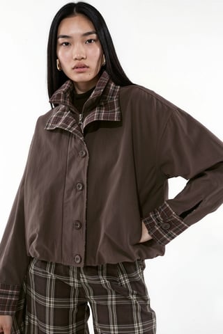 Kurzer Trenchcoat mit Futterdetail