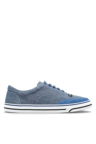 Sportschuhe mit Logo-Aufnäher