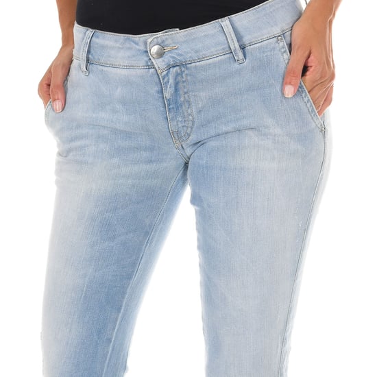 Lange Jeanshose mit getragenem Effekt und schmalem Schnitt an den Säumen 70DBF0282-D762 Damen - Image 3
