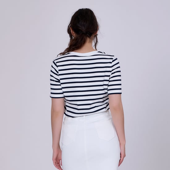 Gestreiftes Baumwoll-T-Shirt mit V-Ausschnitt - Image 6