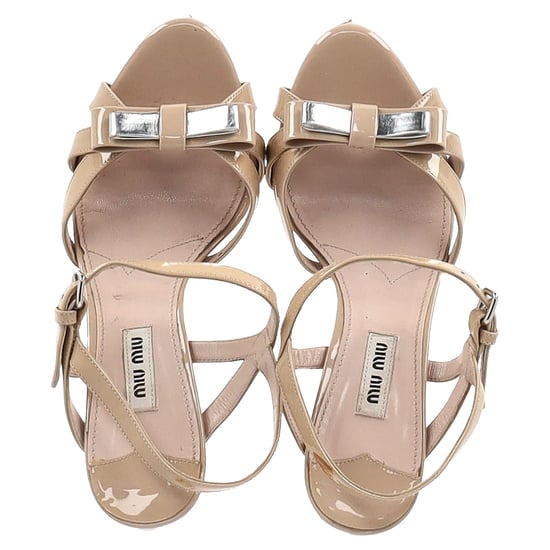 Miu Miu Sandalen mit Schleifendetail und Knöchelriemen in nudefarbenem Lackleder mit Kristallabsatz - Image 3