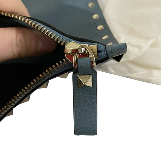 Valentino Garavani Rockstud Clutch-Tasche aus blauem Leder - Image 6